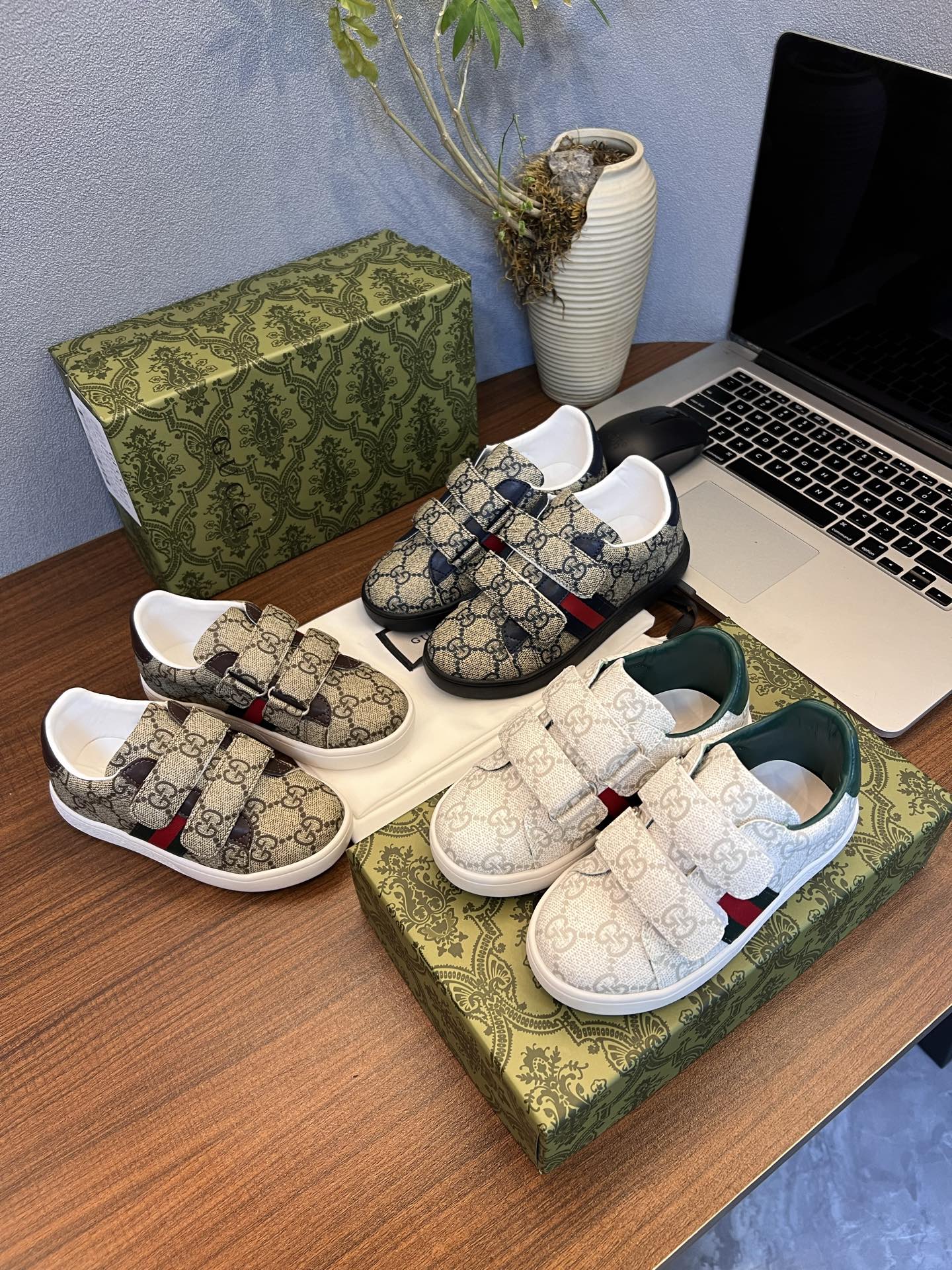 Children's shoes child